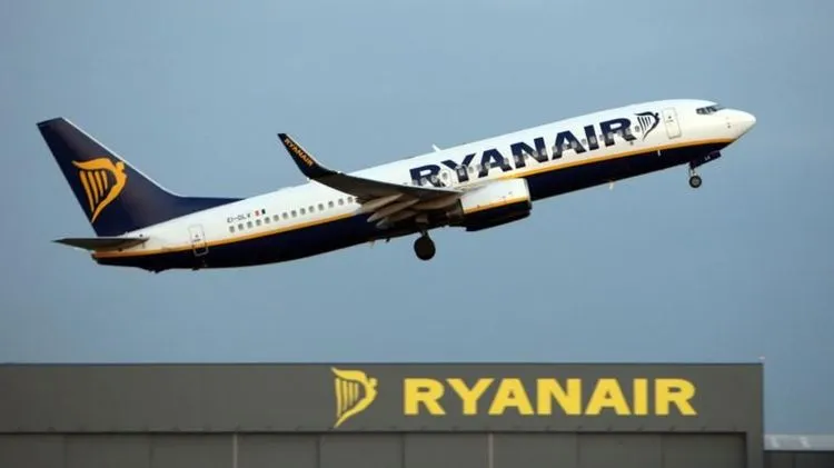 Oštećenje prozora na avionu u Solunu možda izazvao 'strani predmet': Rajaner