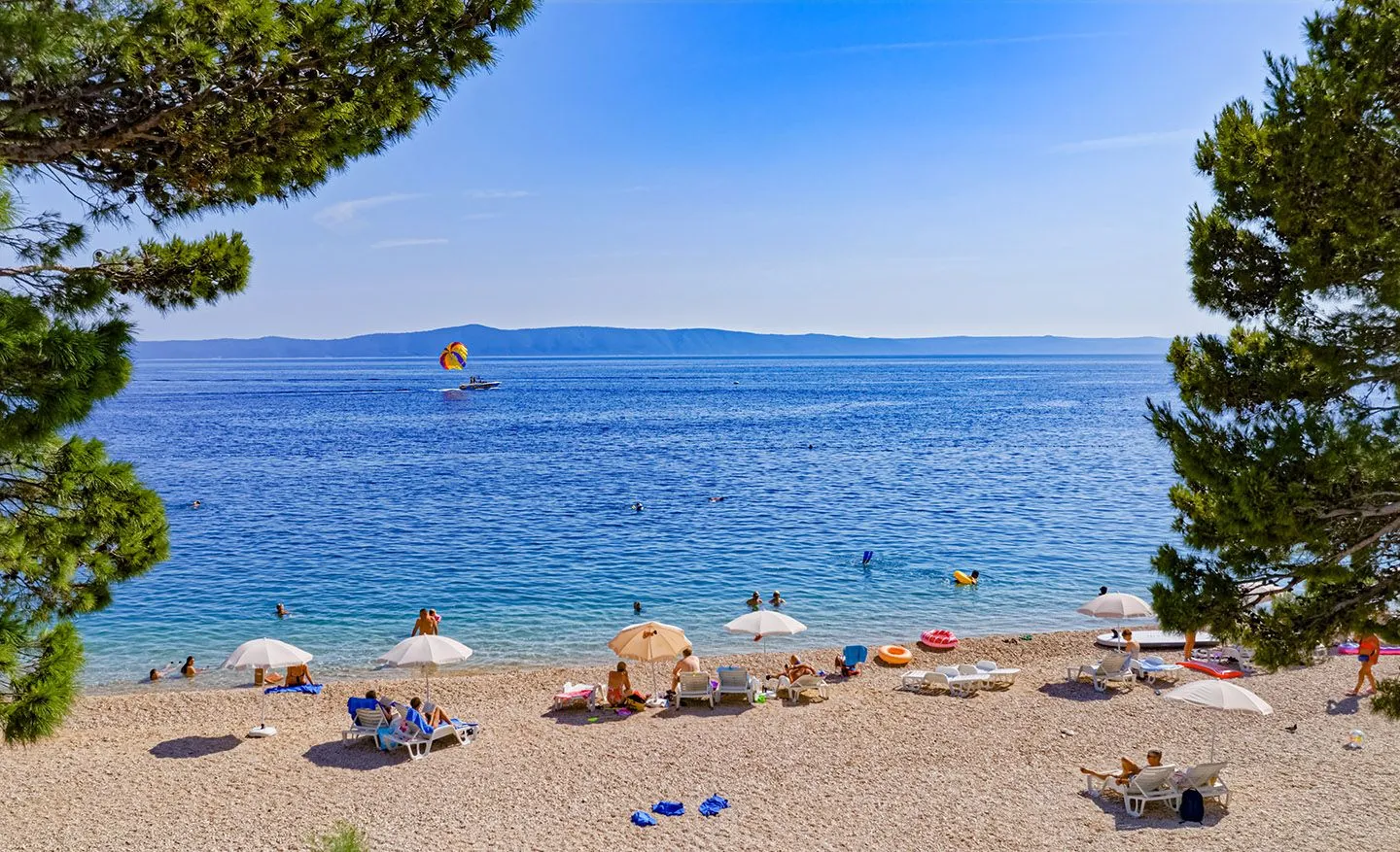 Incident na plaži u Tučepima: Pred djecom su me bacili na pod i tukli, sve zbog ležaljke