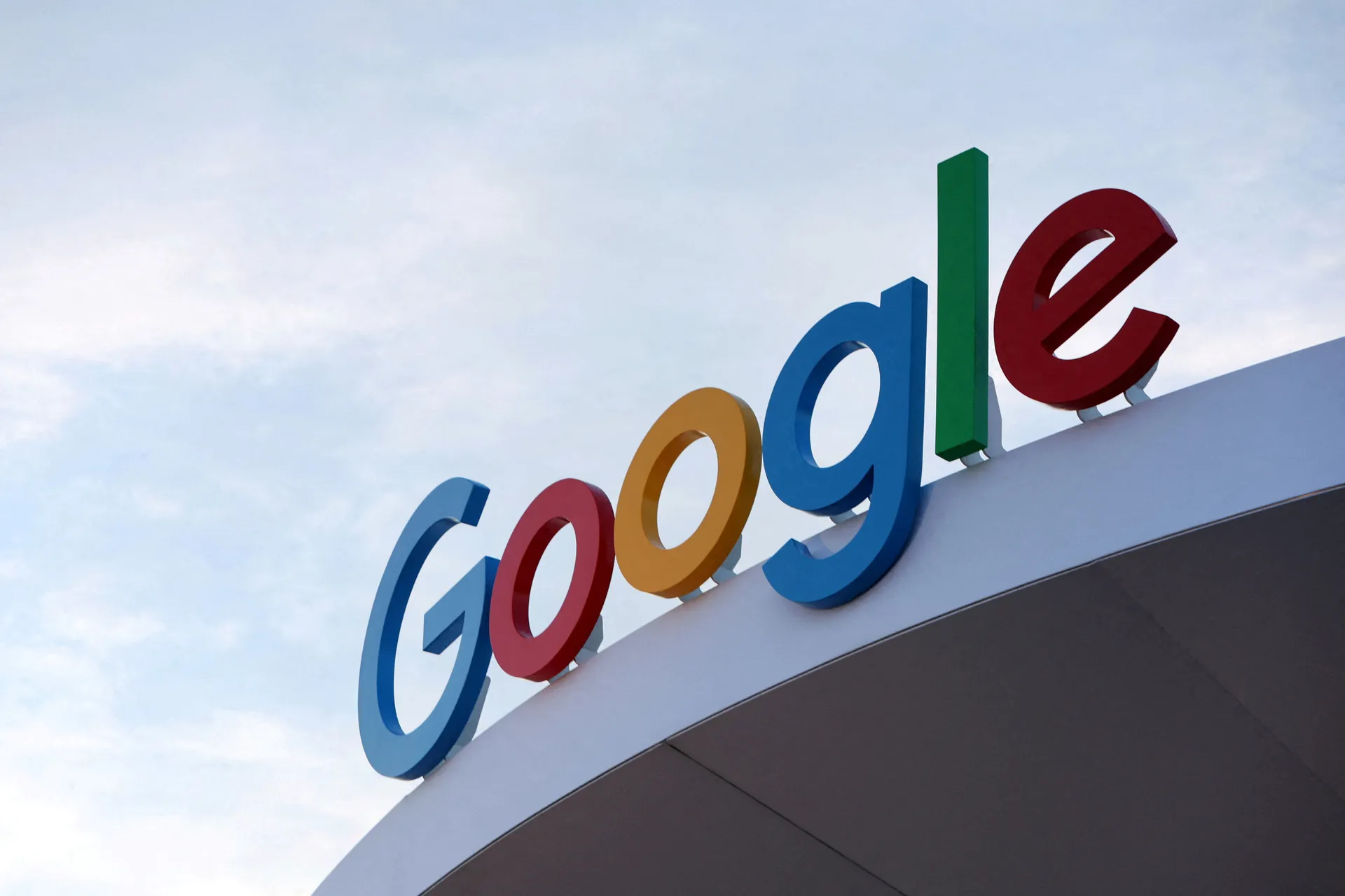 Žestok udarac američkom gigantu: Evropska komisija kaznila Google s 890 miliona eura