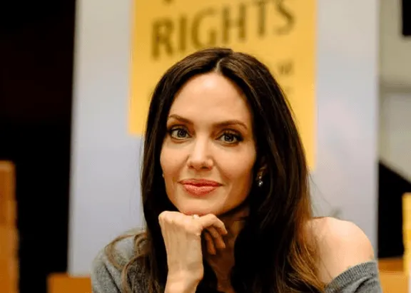 Evo kako je Angelina Jolie reagovala na odluku djece da se odreknu prezimena Brada Pitta