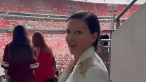 Nina Badrić nakon koncerta uputila Bruni Marsu poruku: 'Oženi me, oženi me'
