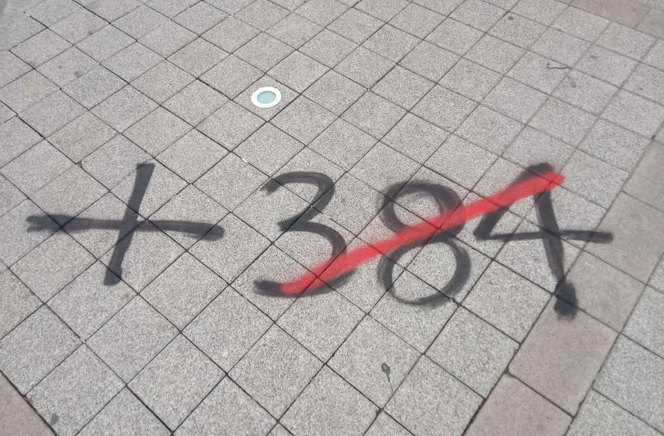 U Novom Sadu osvanuli grafiti sa prekriženim pozivnim brojem "+384": Evo šta to znači