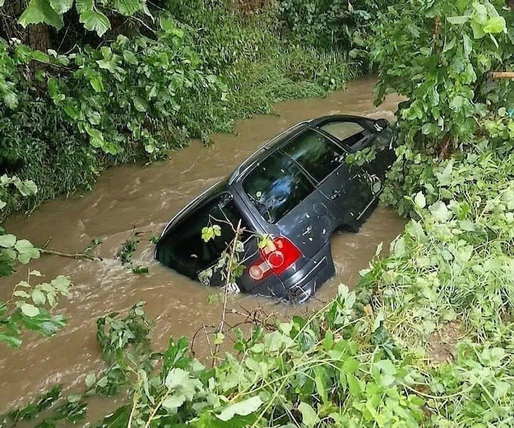 Policajci usred nevremena spasili vozača iz nabujale rijeke, izvukli ga iz prevrnutog auta