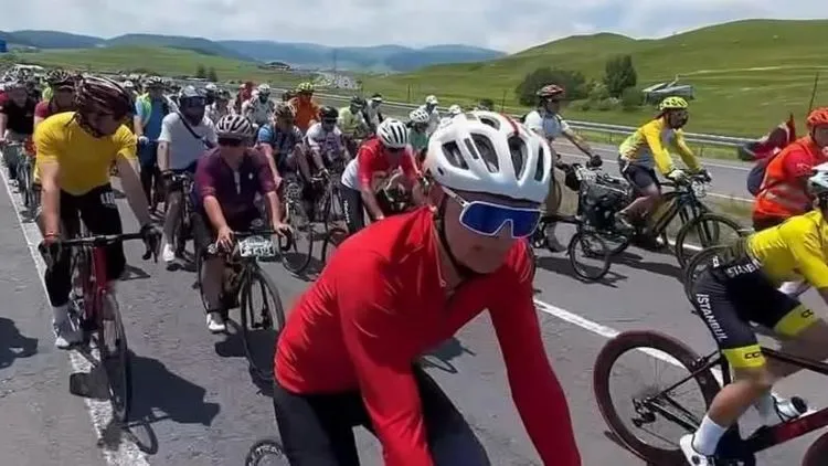 Guverner turskog regiona smenjen zbog biciklističkog šortsa, hiljade ga brane