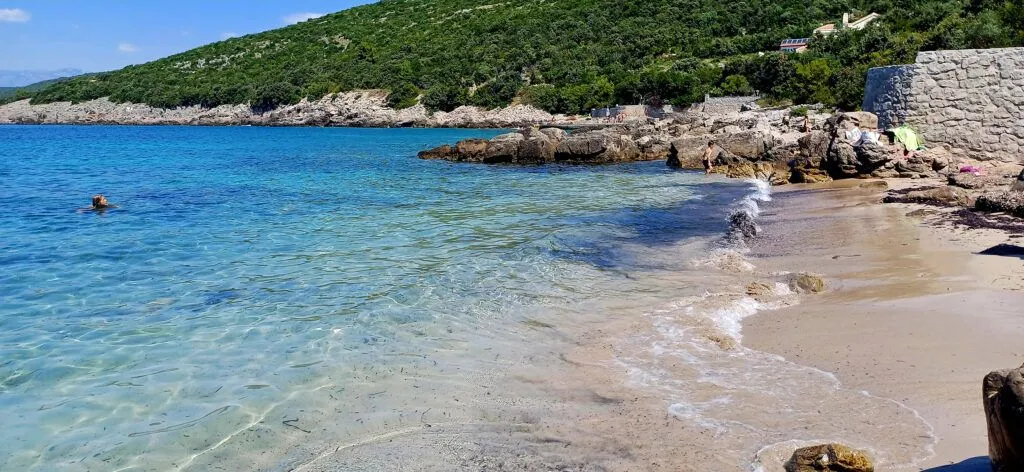 Do ove plaže stiže se makadamom ili brodom, a prizor ostavlja bez daha