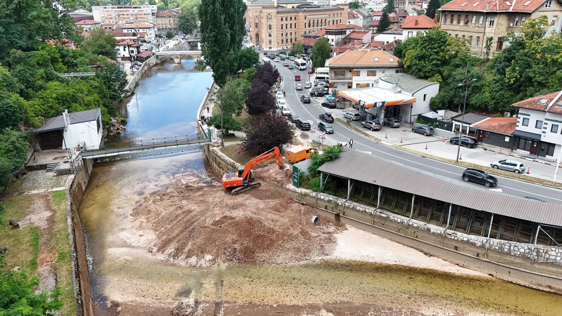 U toku radovi na uklanjanju riječnog mulja iz korita Miljacke