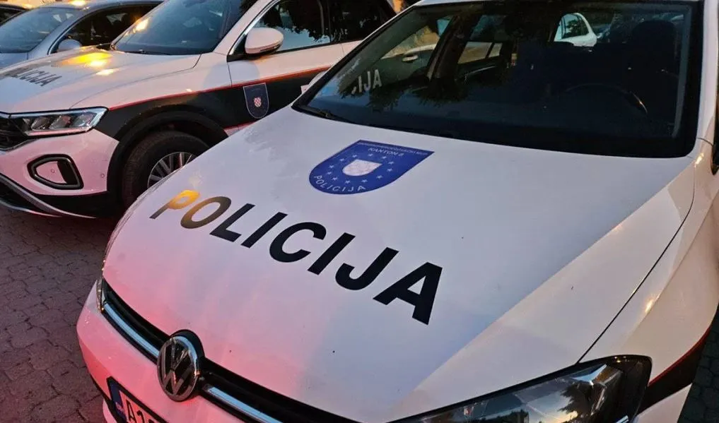 Pucnjava kod Gruda, izrešetana porodična kuća i automobili, napadač u bijegu