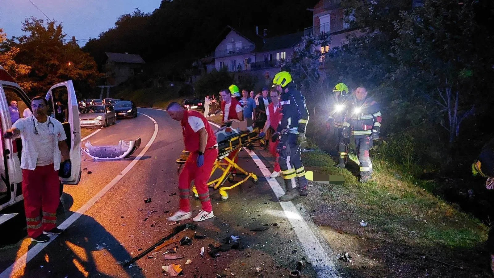 (FOTO) Silovit sudar vozila u bh. gradu, intervenirali i vatrogasci