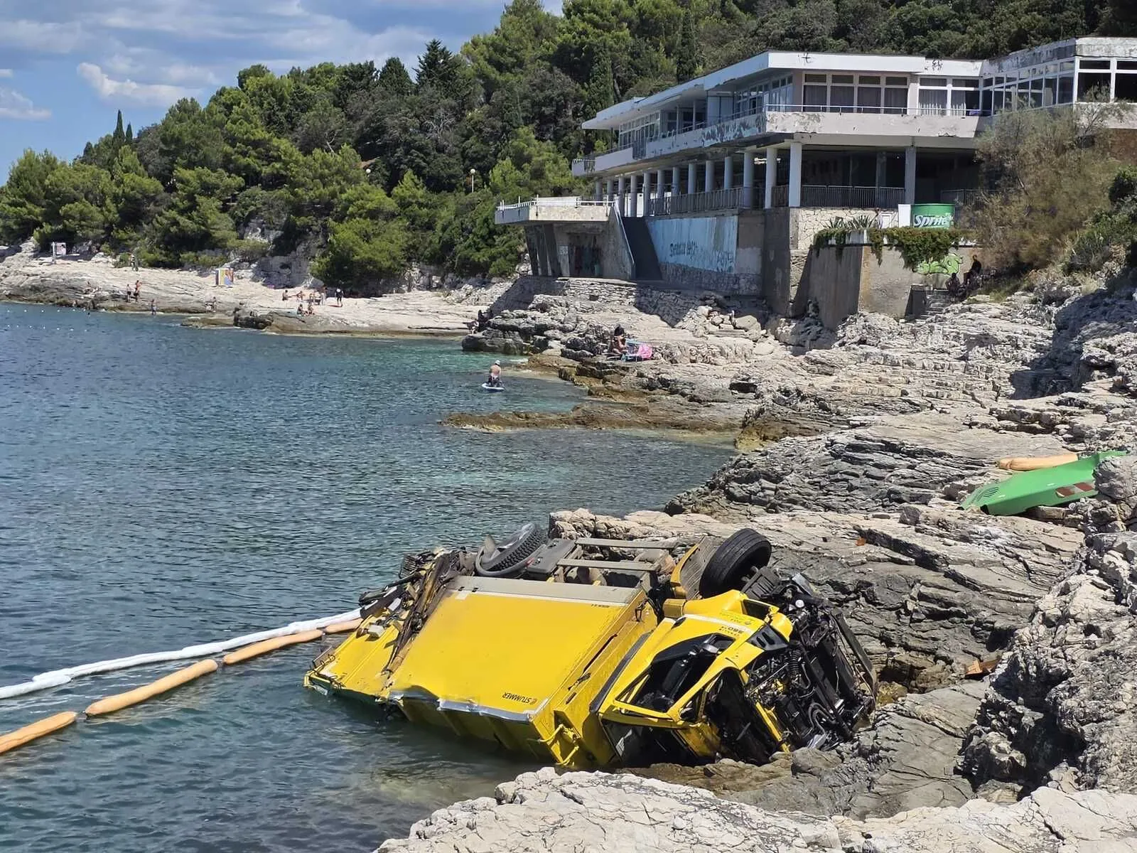 Detalji nesreće u Puli, otkriveno šta je prethodilo slijetanju kamiona u more