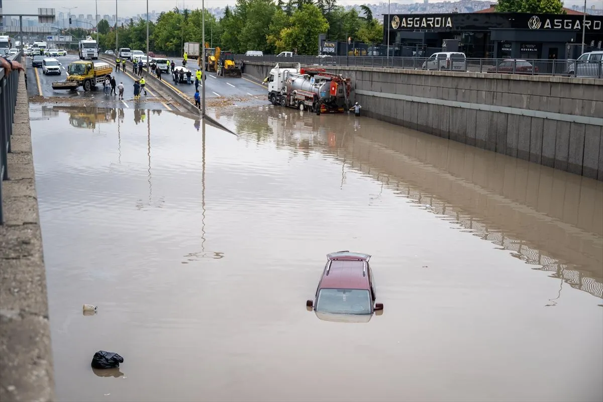(FOTO) Obilne kiše uzrokovale poplave i urušavanje ceste u Ankari