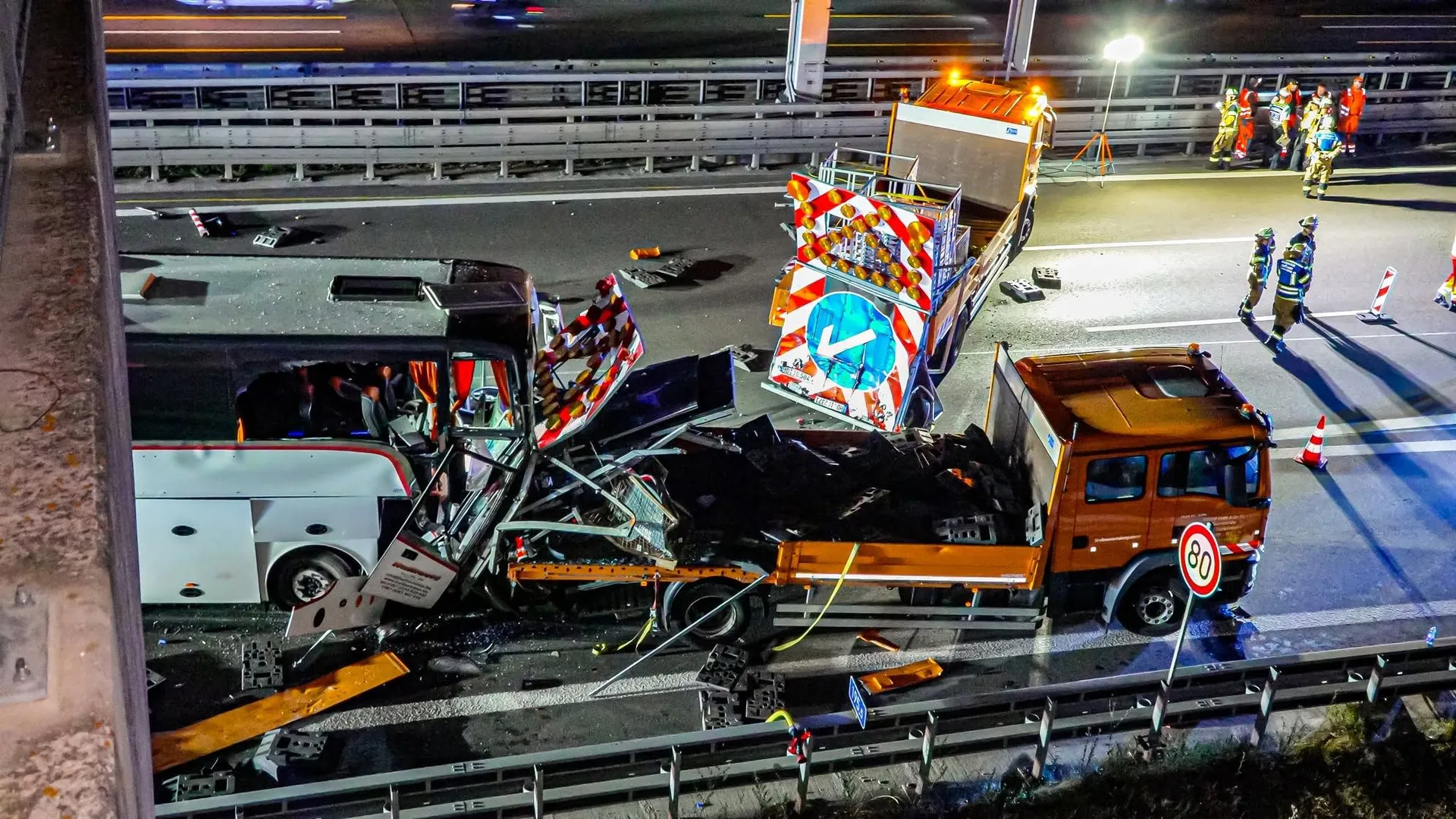 (FOTO) Nesreća na njemačkom autoputu, autobus iz BiH zabio se u kamion, 15 povrijeđenih