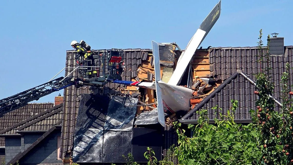 Spasilačke službe na nogama, avion se srušio na porodičnu kuću u Njemačkoj, ima mrtvih