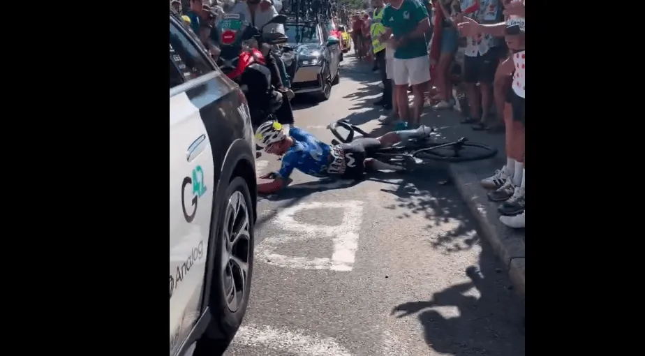 (VIDEO) Biciklista na Tour de Franceu udario glavom u automobil i zadobio teške povrede