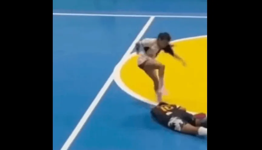 (VIDEO) SKANDAL U BRAZILU: Igračica divljački udarala protivnicu nogom u glavu