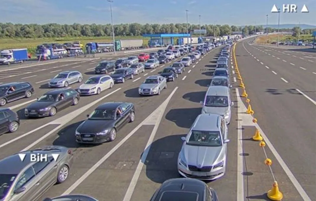 Kolaps prema moru i na granicama, vozači satima čekaju, gužve i u Hrvatskoj i BiH