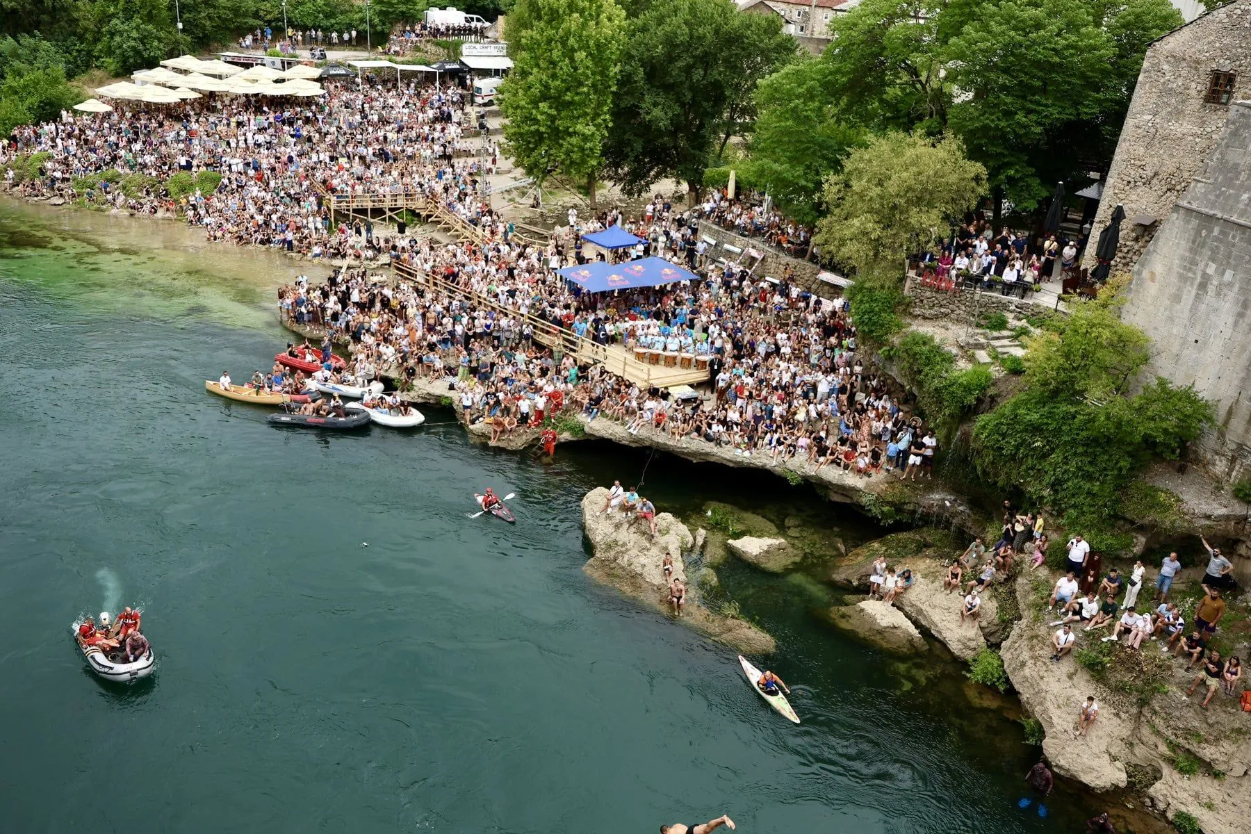 Održani 460. tradicionalni skokovi sa Starog mosta, Kazić i Krnić najbolji