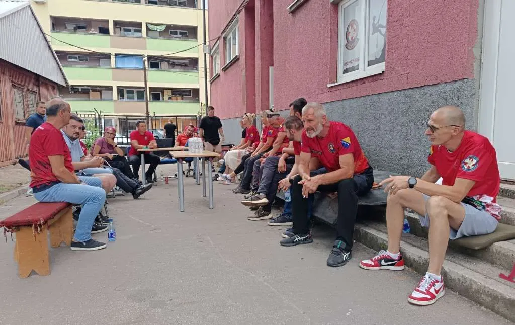 Tišina ispred stanice GSS-a Zenica, čekaju vijesti iz Rusije nakon tragedije na Elbrusu