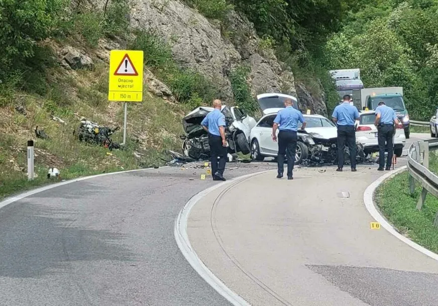 Strahovit sudar tri vozila i motocikla na bh. putu, petoro povrijeđeno