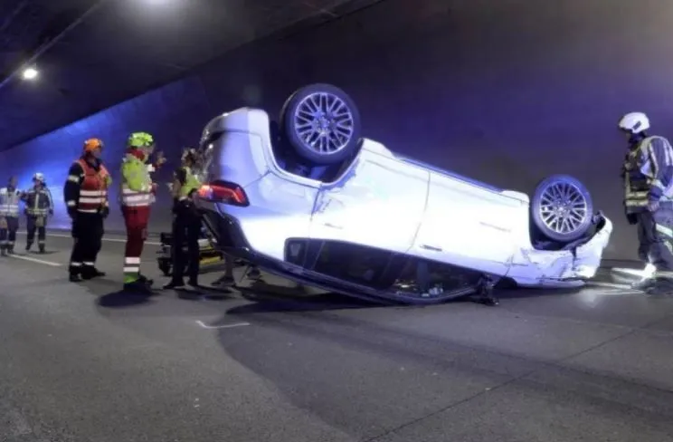 Drogirani Nijemac "zakucao" se u automobil porodice iz Srbije