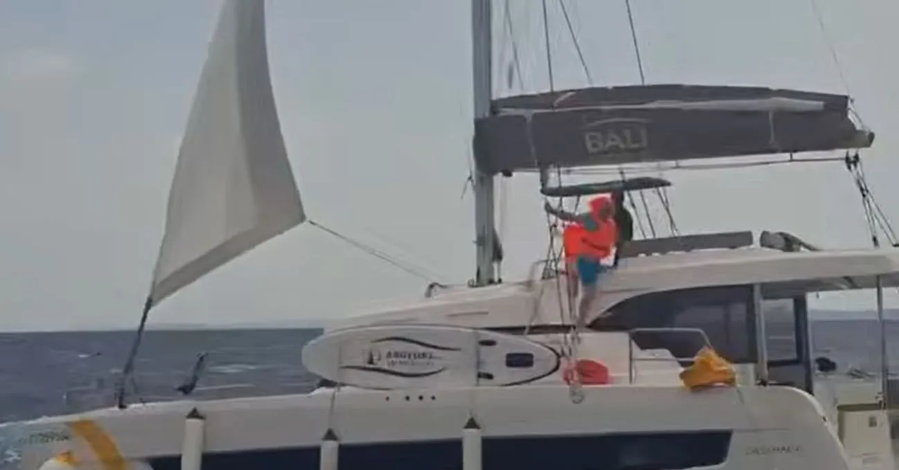 Pao skiper sa katamarana na Šolti, traje potraga, dignut i avion