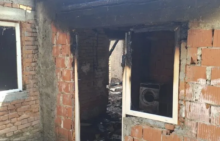 Slučaj u Srbiji, u bijesu zapalio kuću bivšoj punici, baka i unuka jedva pobjegle