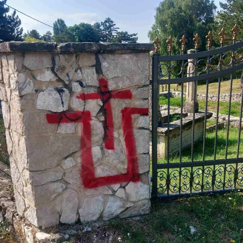 Oglasio se MUP Kantona 10 o slučaju grafita sa ustaškim simbolima na mezarju u Livnu