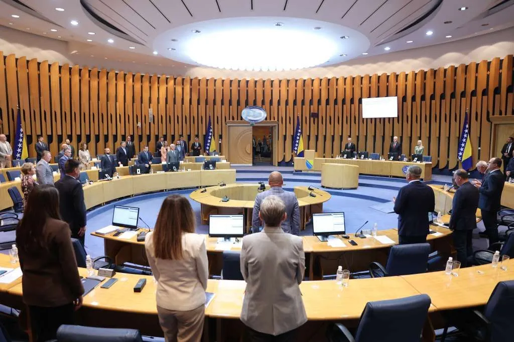 Hitna sjednica Doma naroda PSBiH počela odavanjem počasti planinarima