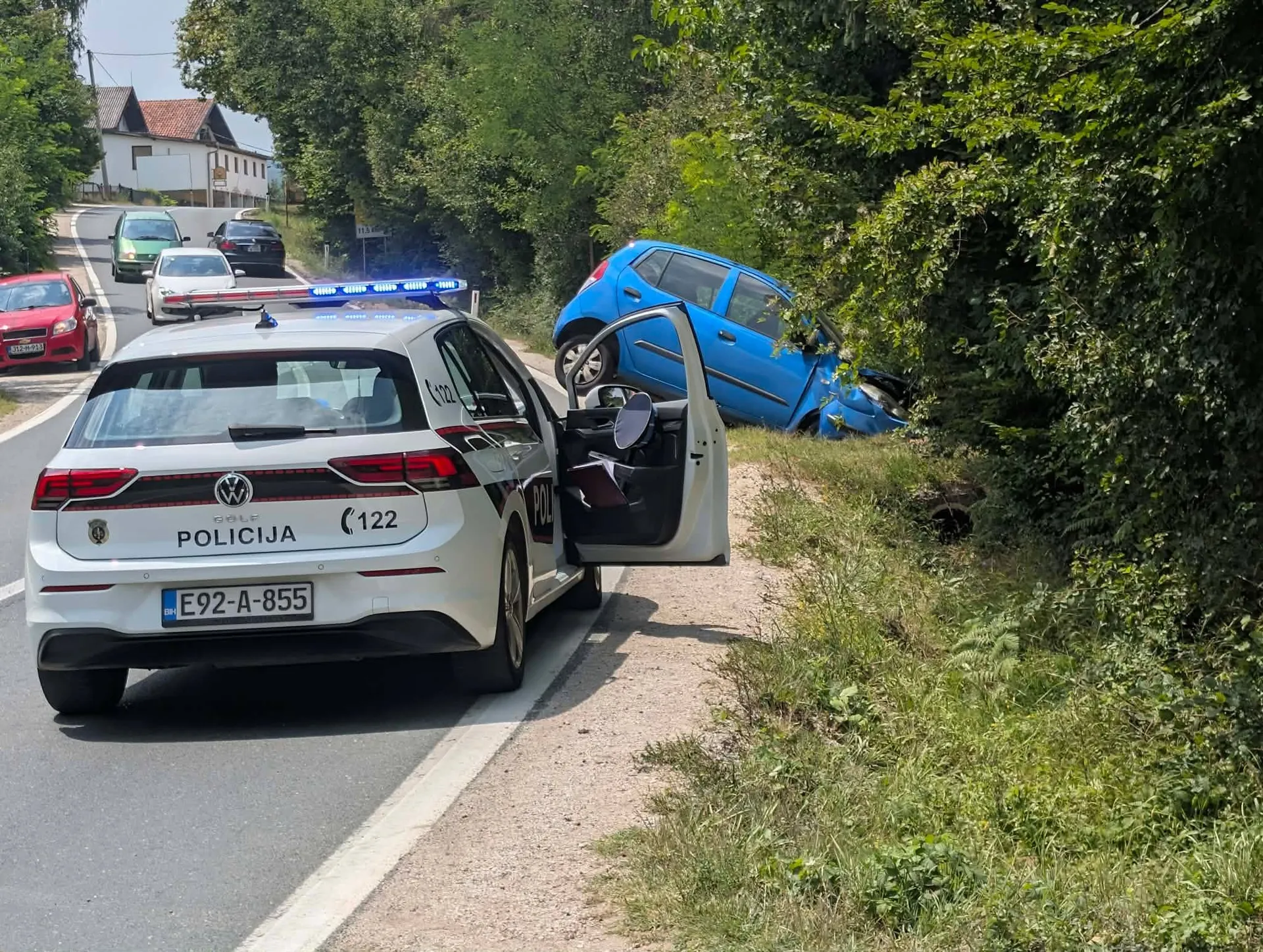 (FOTO) Saobraćajna nesreća na Kobiljači, automobil sletio sa puta