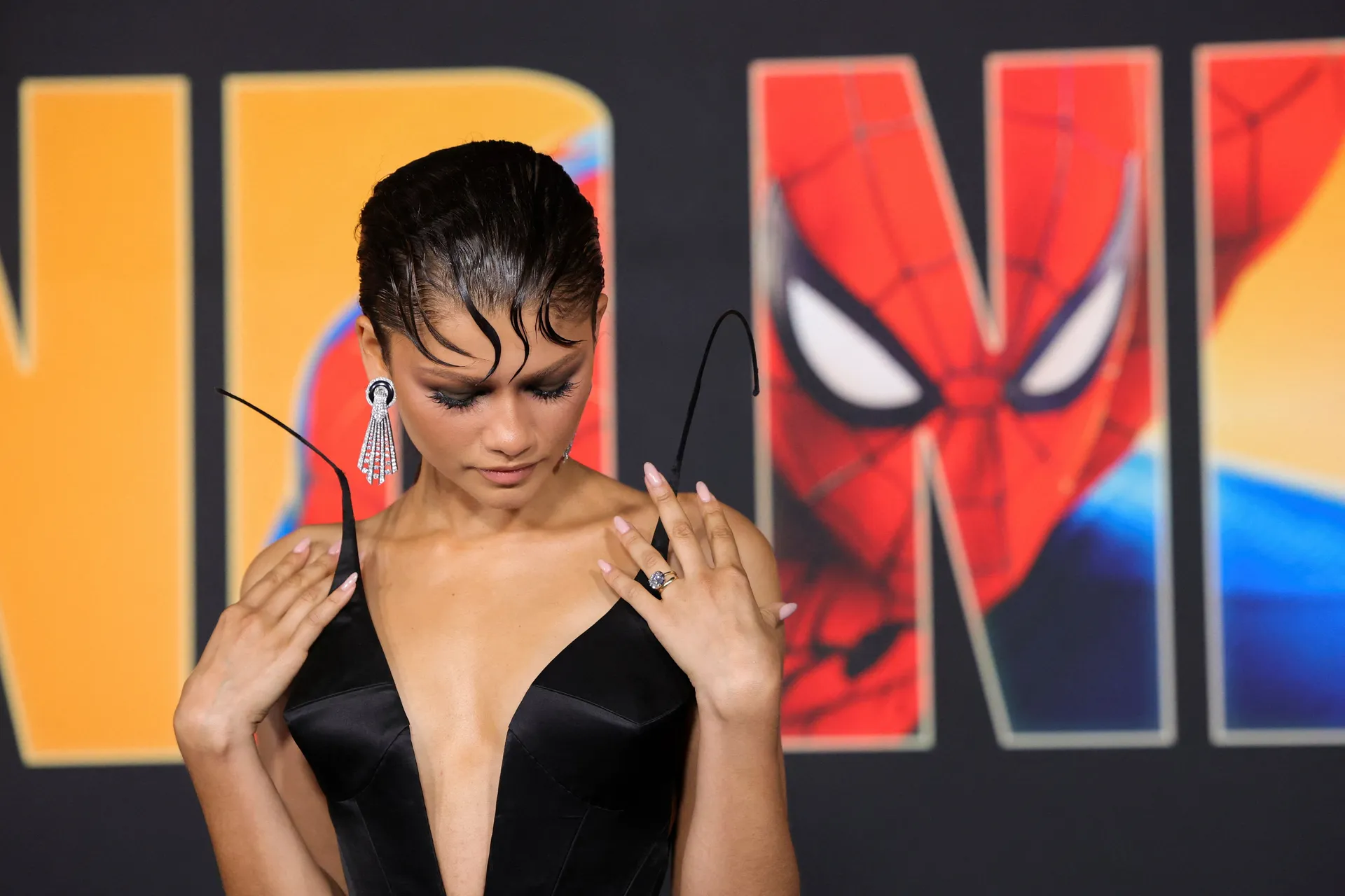 Zendaya ponovo oduševila na crvenom tepihu, izgledala je poput prave filmske dive - slika 4