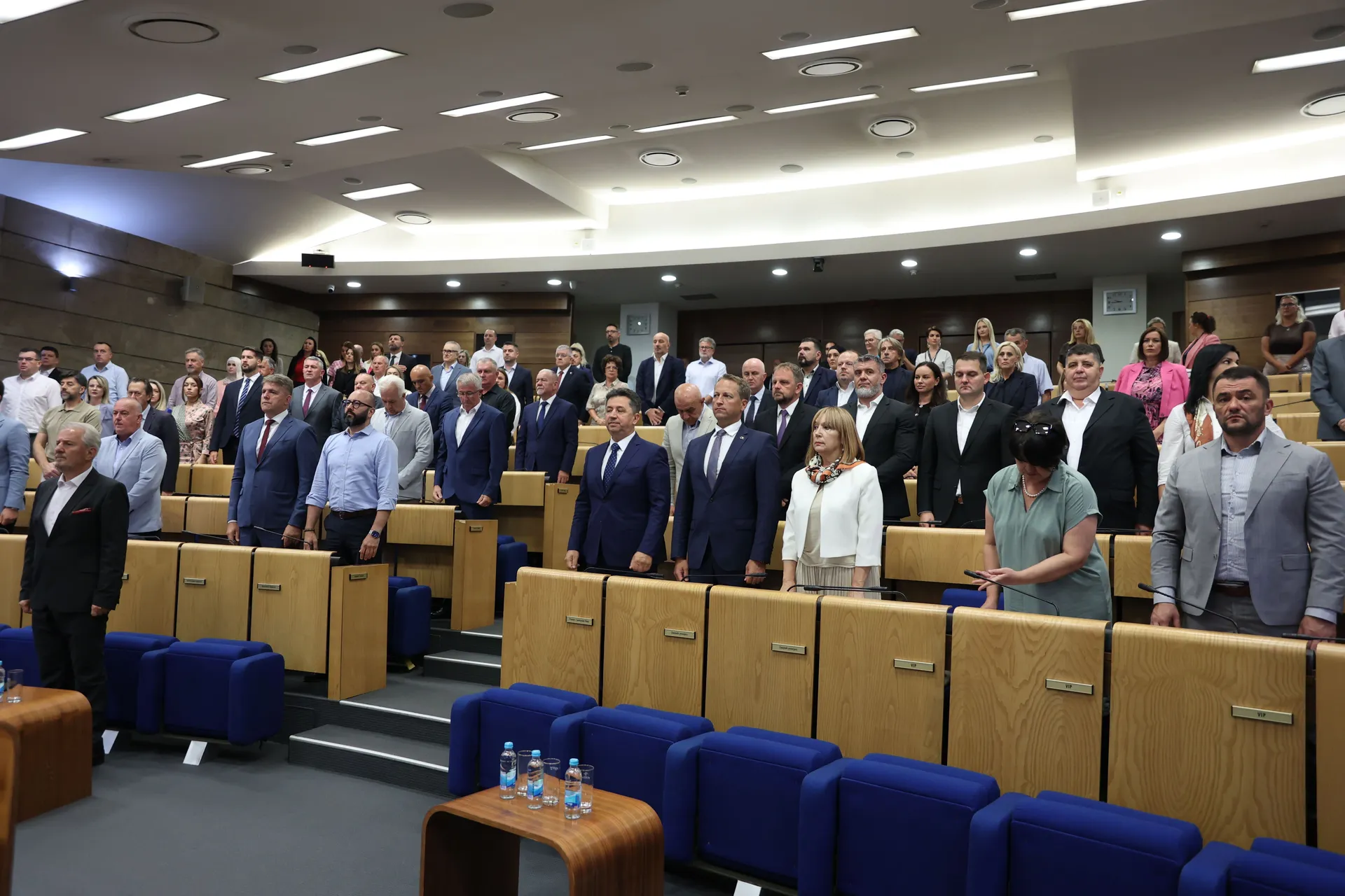 Počela sjednica Parlamenta FBiH, zastupnici odali počast planinarima iz Zenice