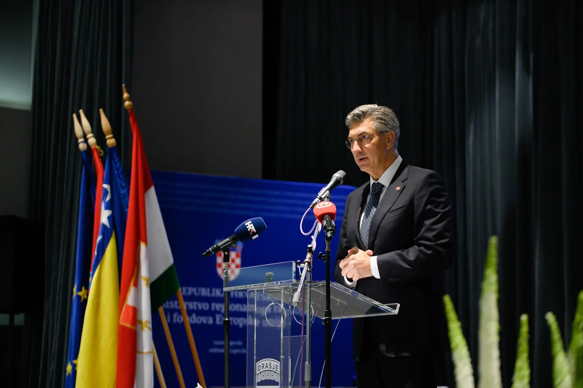 Plenković Hrvatima u BiH uručio 276 ugovora vrijednih sedam miliona eura