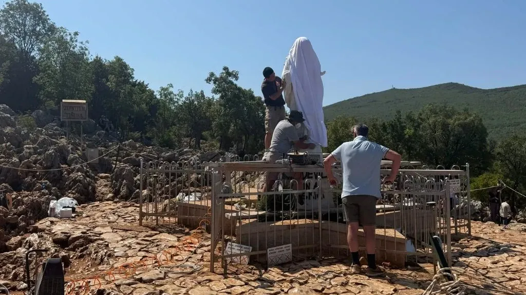 Počelo čišćenje Gospinog kipa na Brdu ukazanja u Međugorju, vjernici ne prekidaju molitvu