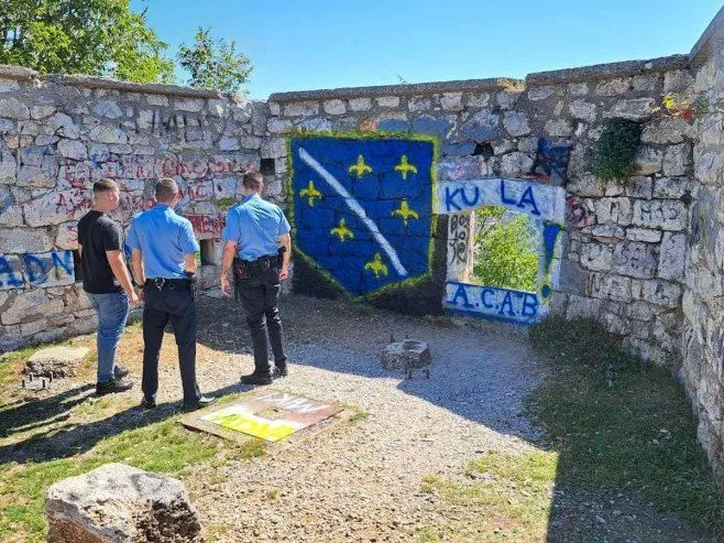MUP RS identifikovao mladiće koji su na Kula gradu ispisivali grafite sa ljiljanima