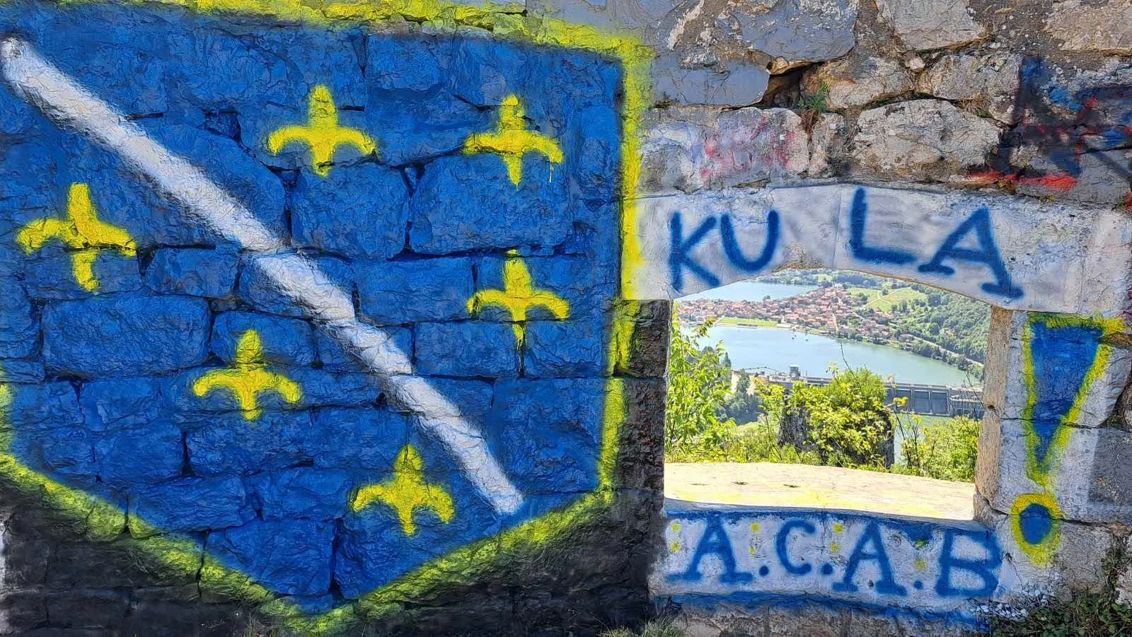 Objavljene fotografije grafita s ljiljanima u Zvorniku, evo šta je sve iscrtano