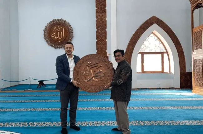Indonezija uručila sarajevskoj džamiji kaligrafsku levhu kao simbol prijateljstva s BiH