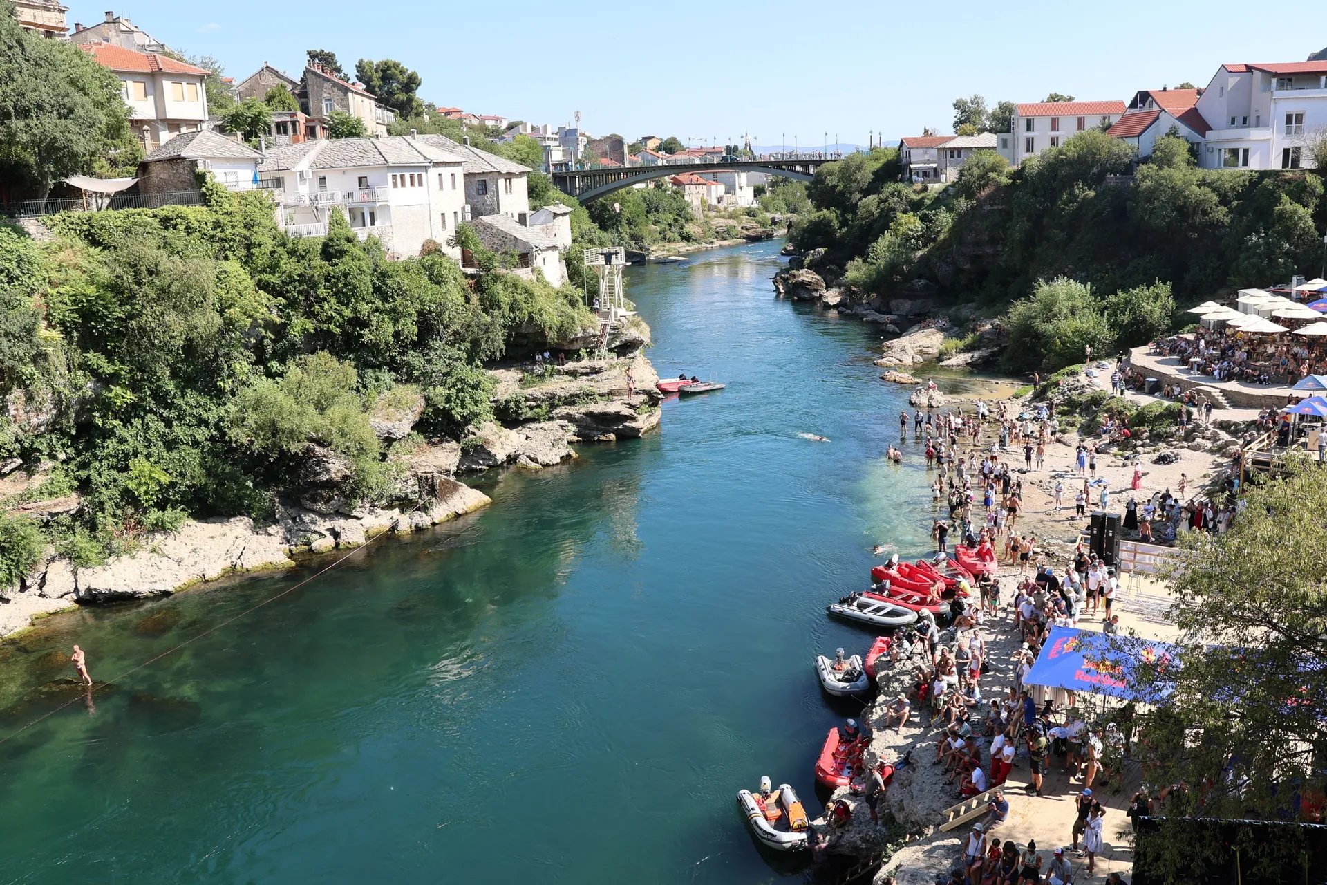 MOSTAR, 30. srpnja (FENA) - U Mostaru je danas počelo jubilarno deseto izdanje natjecanja Red Bull Cliff Diving Svjetske serije, koje i ove godine okuplja najbolje svjetske skakače u vodu. (Foto FENA/ES)