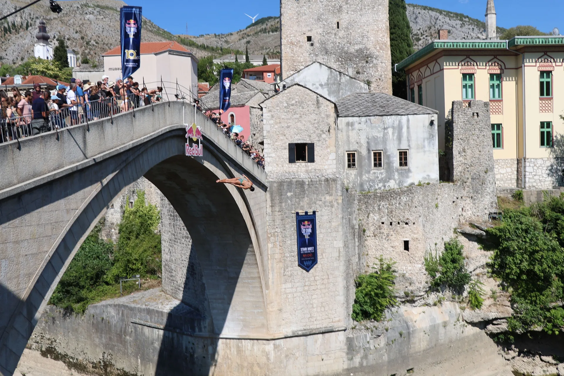 MOSTAR, 30. srpnja (FENA) - U Mostaru je danas počelo jubilarno deseto izdanje natjecanja Red Bull Cliff Diving Svjetske serije, koje i ove godine okuplja najbolje svjetske skakače u vodu. (Foto FENA/ES)