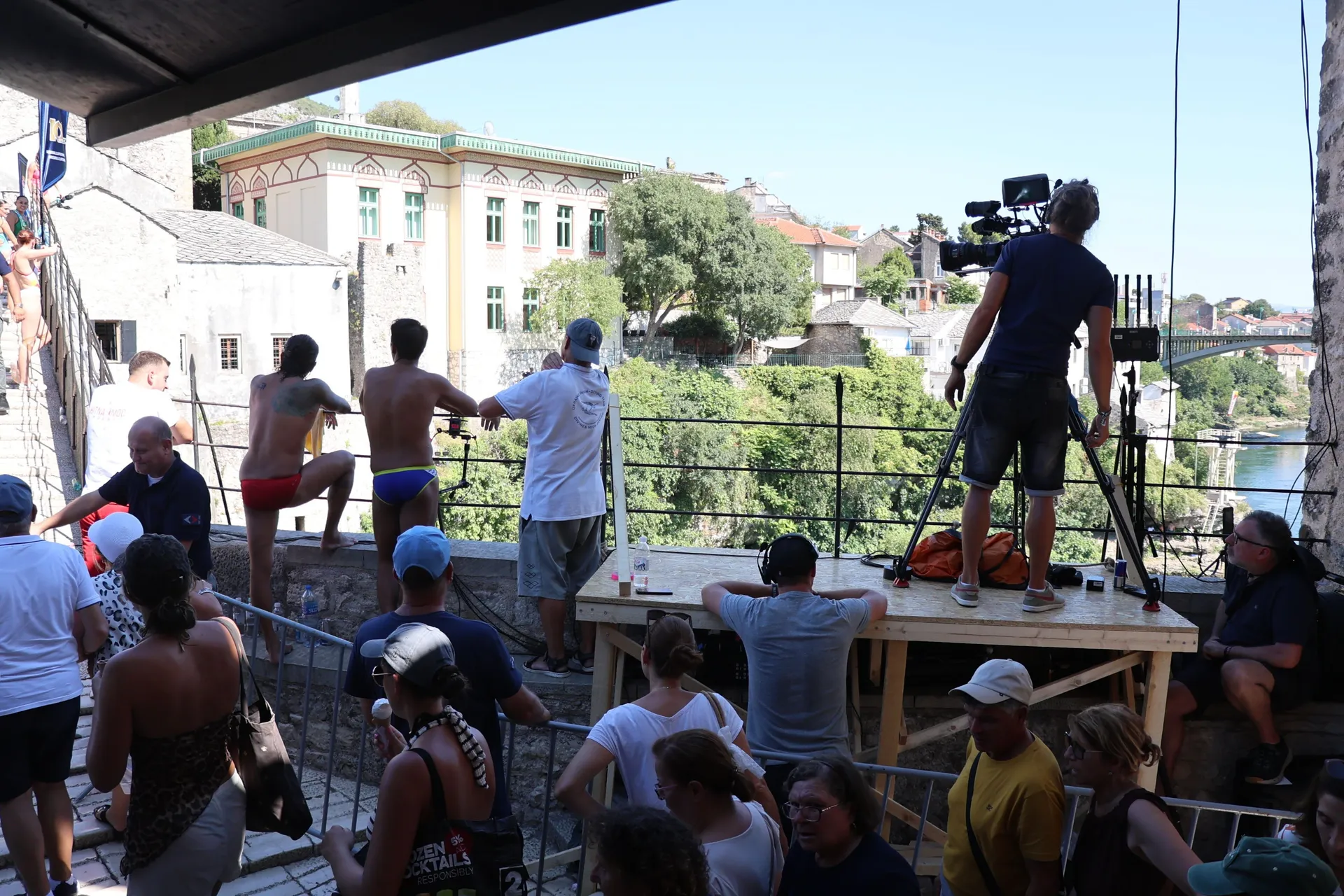MOSTAR, 30. srpnja (FENA) - U Mostaru je danas počelo jubilarno deseto izdanje natjecanja Red Bull Cliff Diving Svjetske serije, koje i ove godine okuplja najbolje svjetske skakače u vodu. (Foto FENA/ES)
