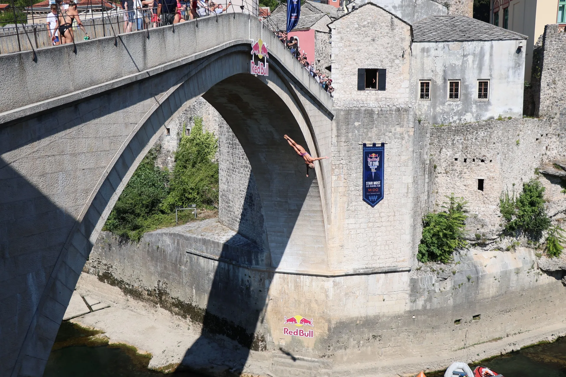MOSTAR, 30. srpnja (FENA) - U Mostaru je danas počelo jubilarno deseto izdanje natjecanja Red Bull Cliff Diving Svjetske serije, koje i ove godine okuplja najbolje svjetske skakače u vodu. (Foto FENA/ES)