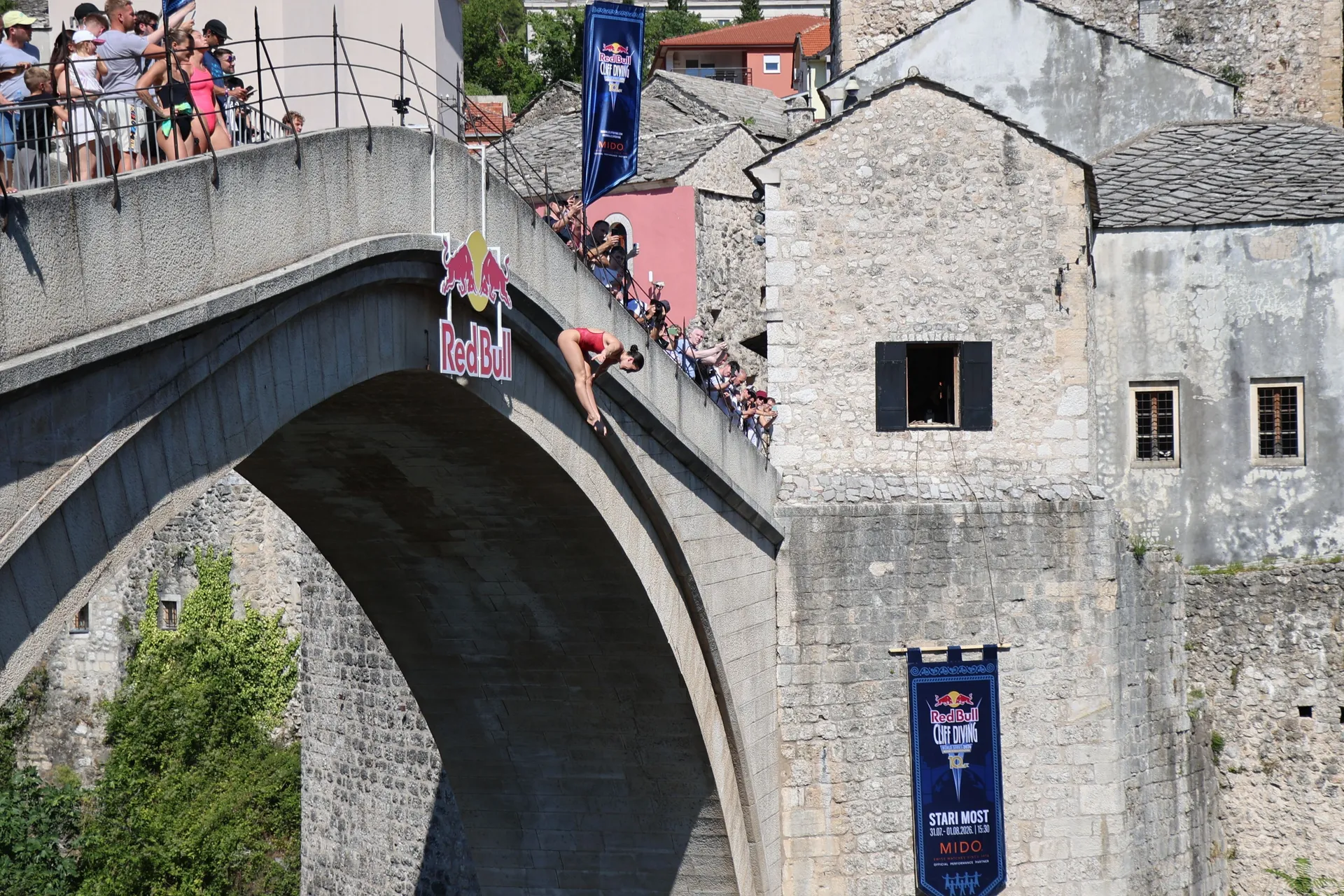 MOSTAR, 30. srpnja (FENA) - U Mostaru je danas počelo jubilarno deseto izdanje natjecanja Red Bull Cliff Diving Svjetske serije, koje i ove godine okuplja najbolje svjetske skakače u vodu. (Foto FENA/ES)