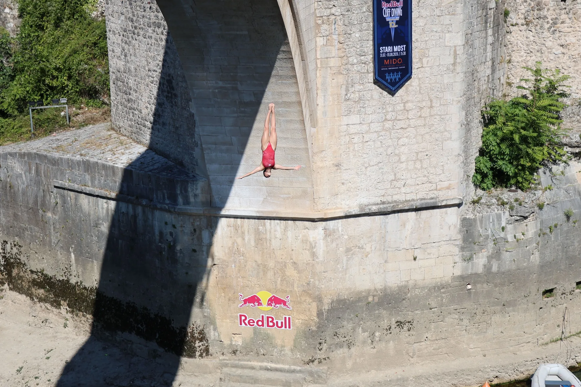 MOSTAR, 30. srpnja (FENA) - U Mostaru je danas počelo jubilarno deseto izdanje natjecanja Red Bull Cliff Diving Svjetske serije, koje i ove godine okuplja najbolje svjetske skakače u vodu. (Foto FENA/ES)
