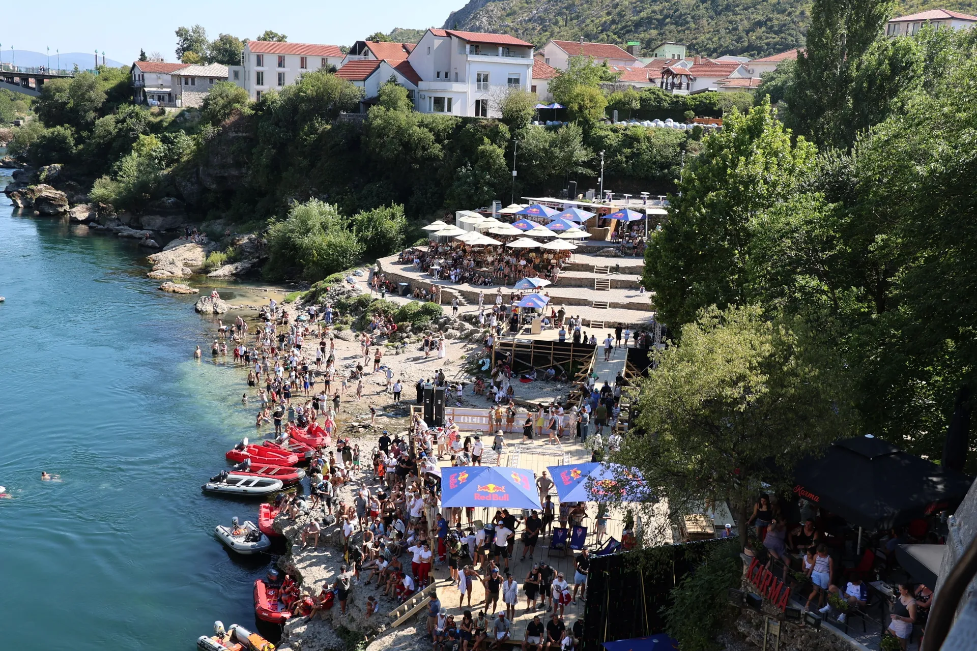 MOSTAR, 30. srpnja (FENA) - U Mostaru je danas počelo jubilarno deseto izdanje natjecanja Red Bull Cliff Diving Svjetske serije, koje i ove godine okuplja najbolje svjetske skakače u vodu. (Foto FENA/ES)