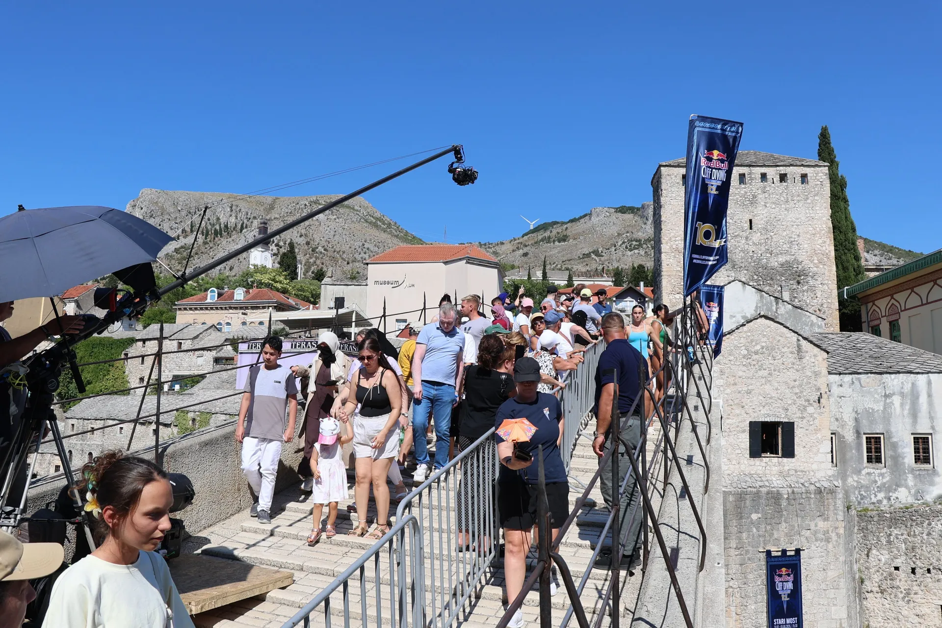MOSTAR, 30. srpnja (FENA) - U Mostaru je danas počelo jubilarno deseto izdanje natjecanja Red Bull Cliff Diving Svjetske serije, koje i ove godine okuplja najbolje svjetske skakače u vodu. (Foto FENA/ES)