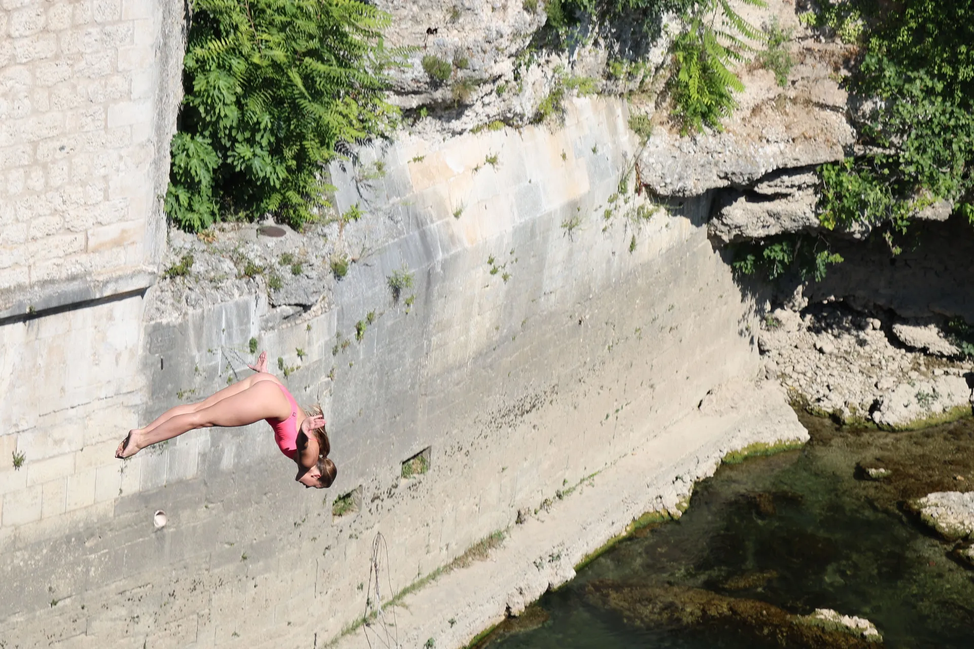 MOSTAR, 30. srpnja (FENA) - U Mostaru je danas počelo jubilarno deseto izdanje natjecanja Red Bull Cliff Diving Svjetske serije, koje i ove godine okuplja najbolje svjetske skakače u vodu. (Foto FENA/ES)