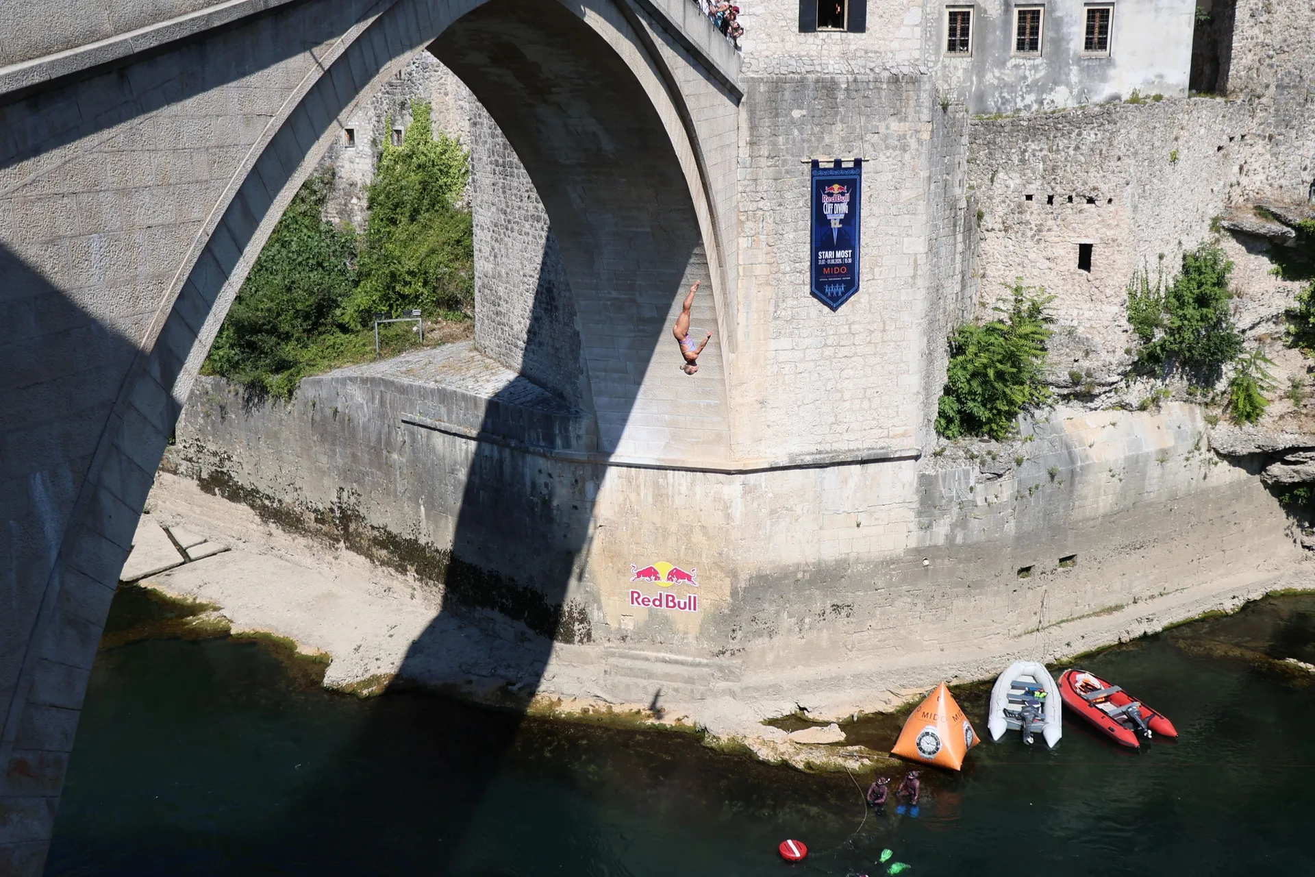 MOSTAR, 30. srpnja (FENA) - U Mostaru je danas počelo jubilarno deseto izdanje natjecanja Red Bull Cliff Diving Svjetske serije, koje i ove godine okuplja najbolje svjetske skakače u vodu. (Foto FENA/ES)