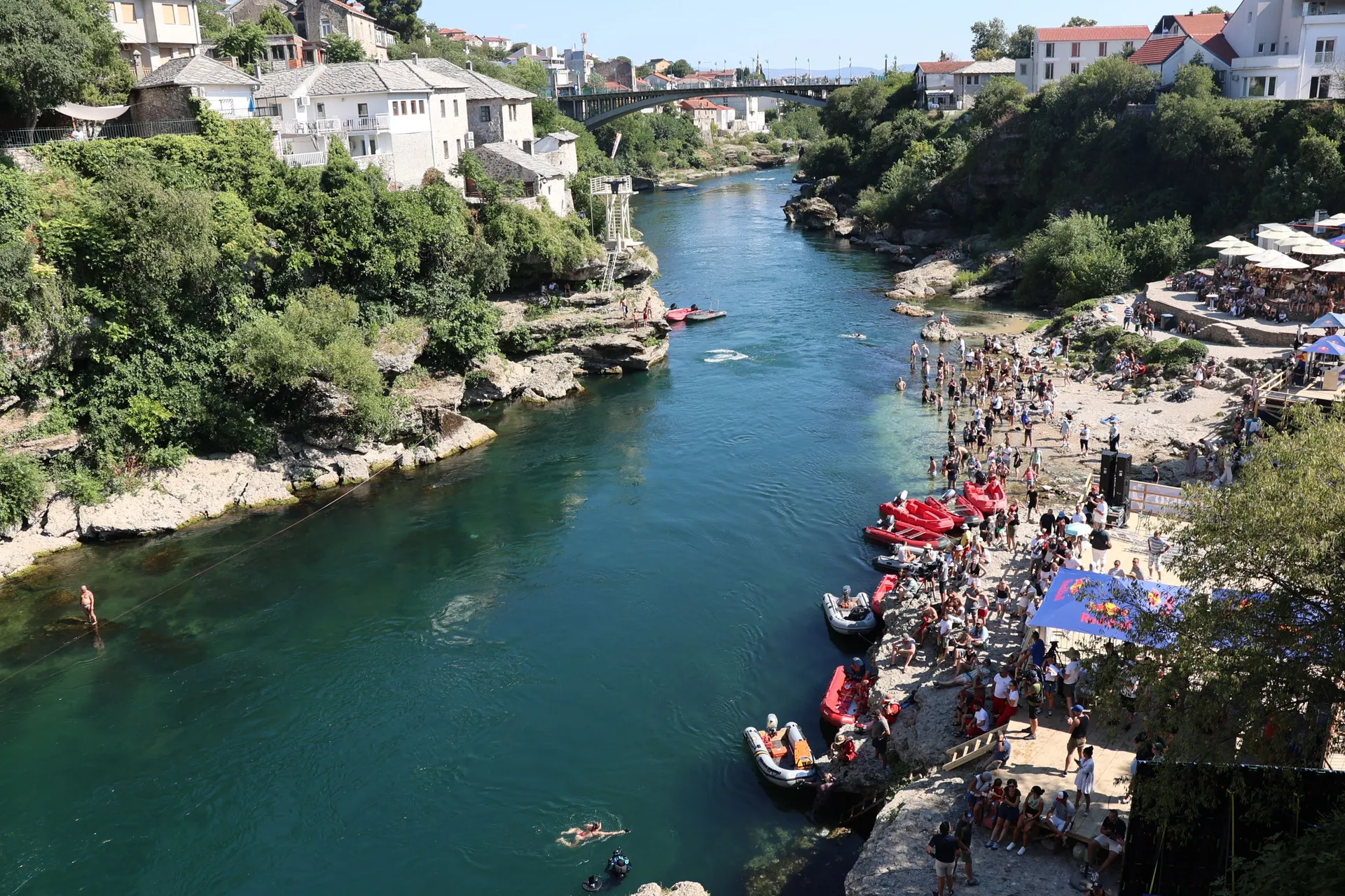 MOSTAR, 30. srpnja (FENA) - U Mostaru je danas počelo jubilarno deseto izdanje natjecanja Red Bull Cliff Diving Svjetske serije, koje i ove godine okuplja najbolje svjetske skakače u vodu. (Foto FENA/ES)