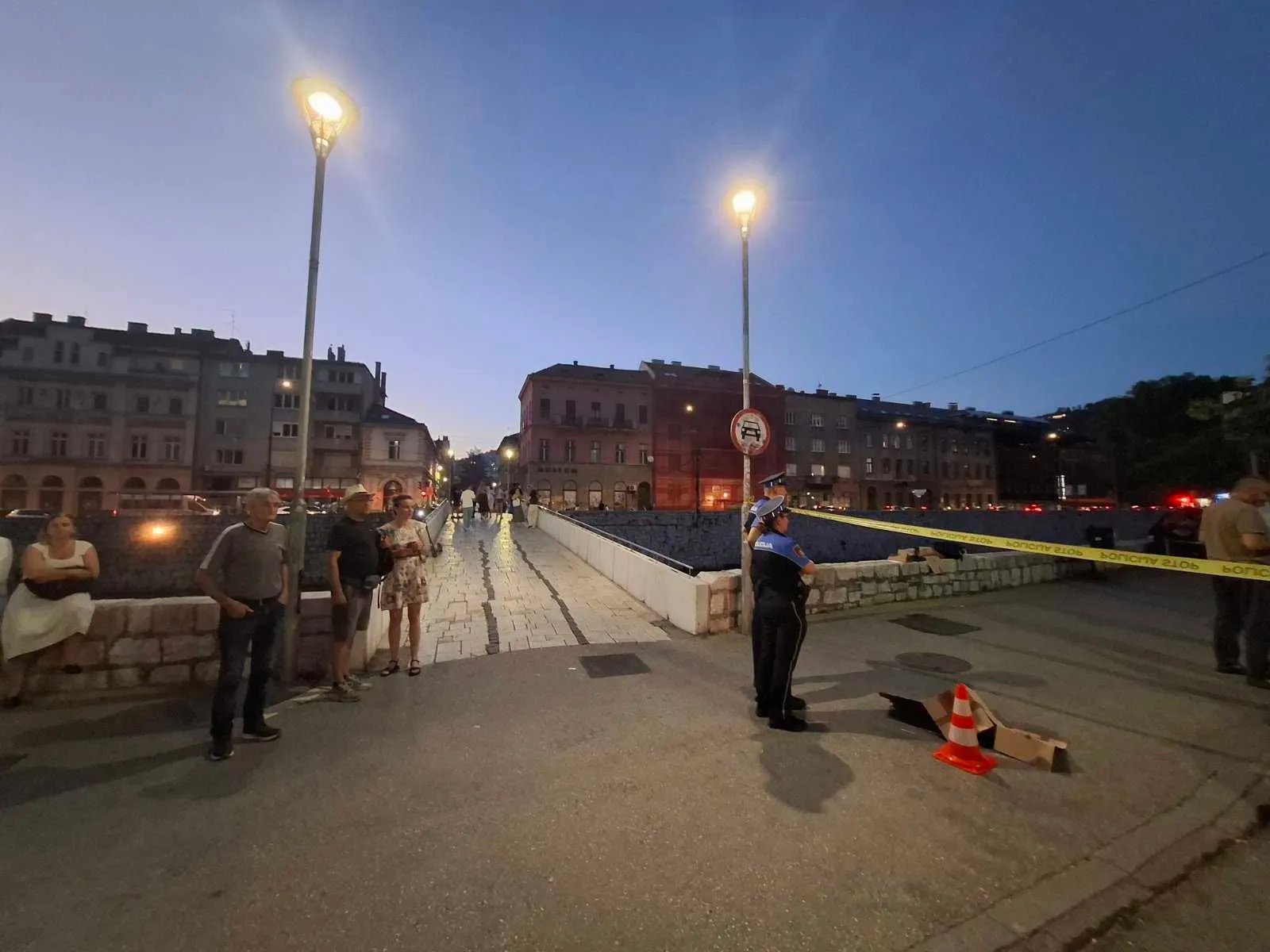 Šta se desilo kod Latinske ćuprije? Pištolj na zidiću, policijska traka oko vozila...
