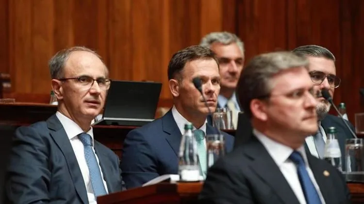 Skupština Srbije: Podrška vladi, izbori ‘na čekanju’