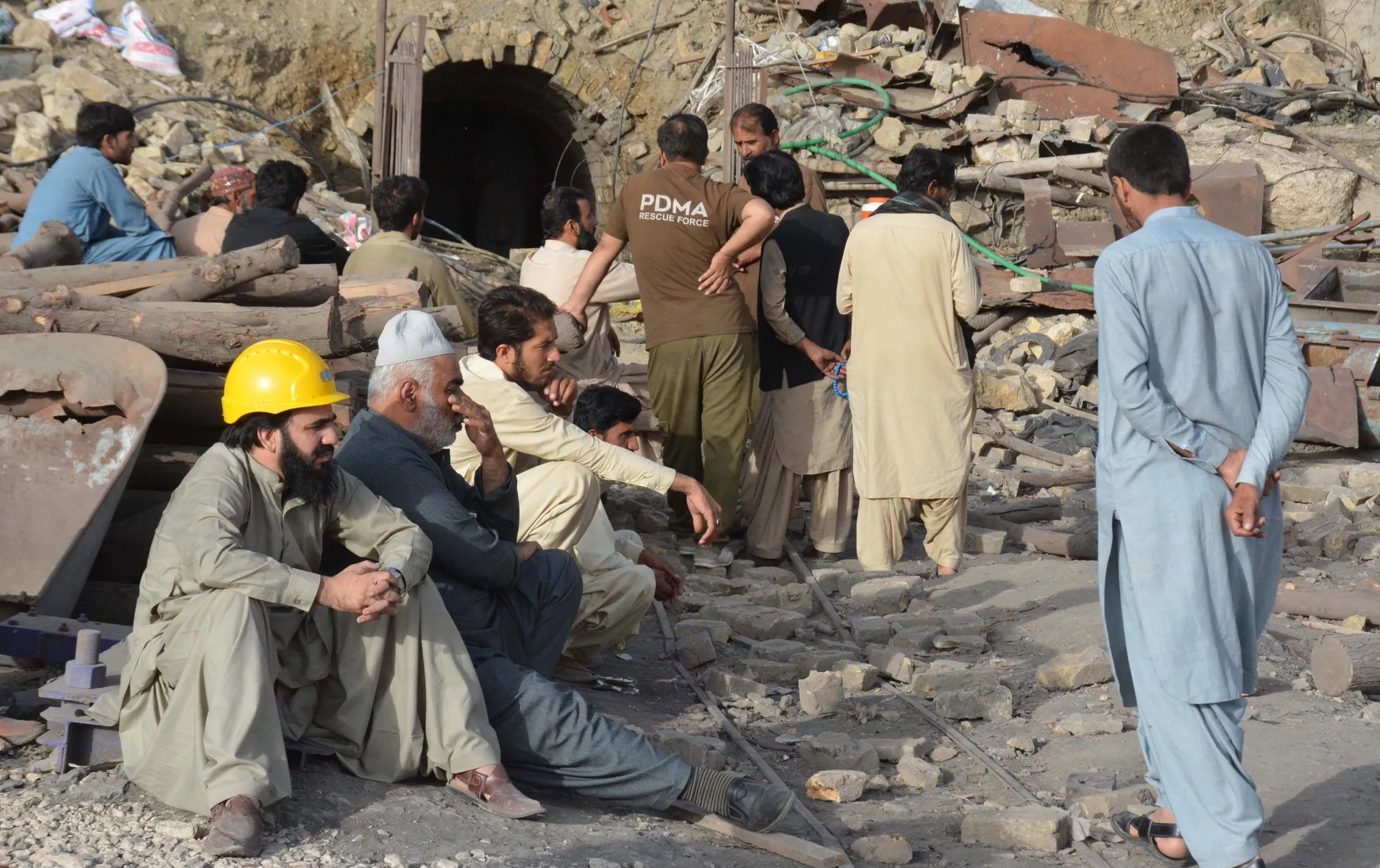 QUETTA, BALUCHISTAN, PAKISTAN - 31. JULI 2026: Najmanje 34 rudara poginula su u eksploziji metana u rudniku uglja u blizini Quette u Pakistanu, saopštile su lokalne vlasti u petak.Spasioci i lokalno stanovništvo okupili su se u rudniku u području Sorange,