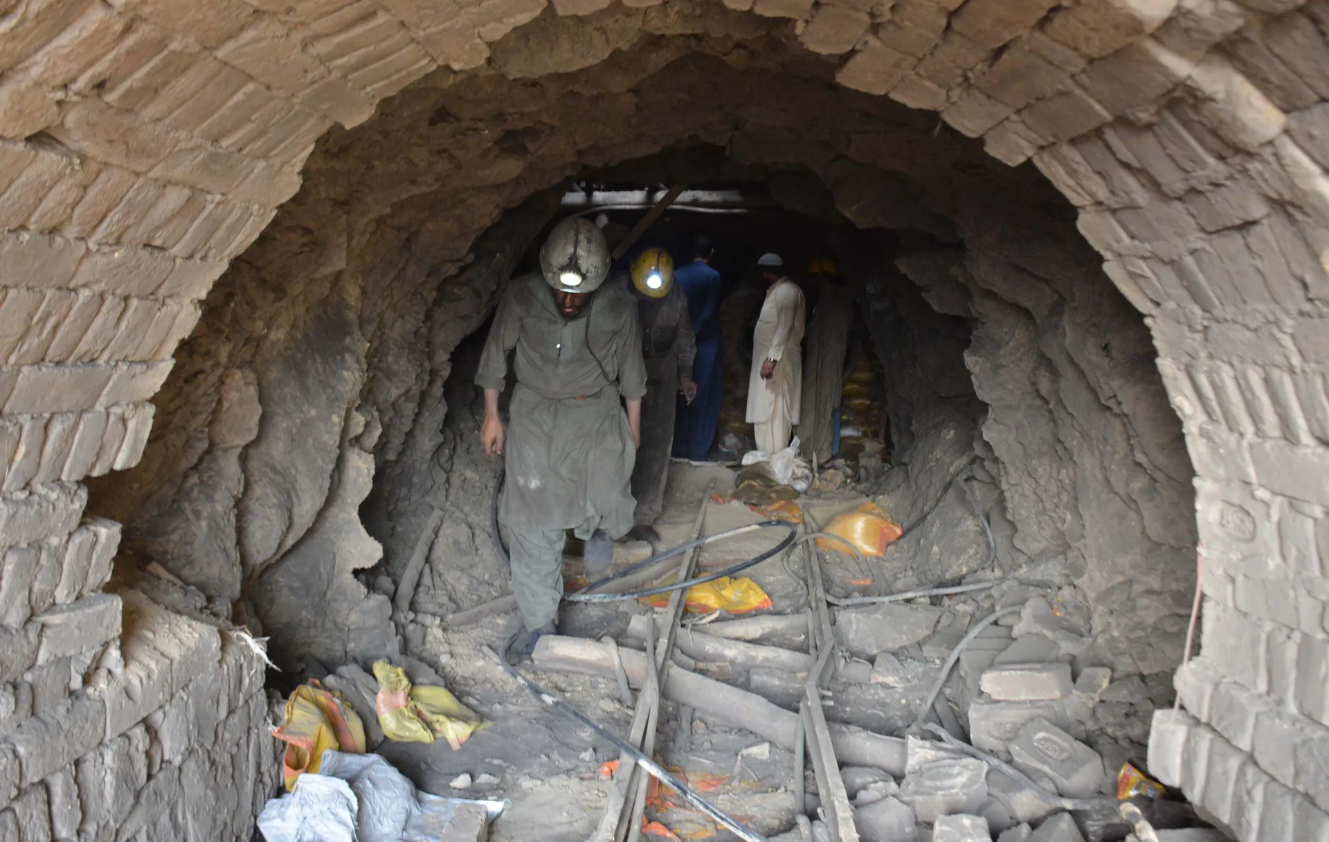 QUETTA, BALUCHISTAN, PAKISTAN - 31. JULI 2026: Najmanje 34 rudara poginula su u eksploziji metana u rudniku uglja u blizini Quette u Pakistanu, saopštile su lokalne vlasti u petak.Spasioci i lokalno stanovništvo okupili su se u rudniku u području Sorange,